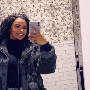 Meet your Posher, Adriana